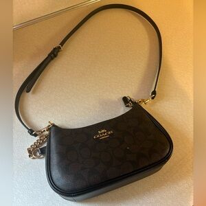 I am selling this pre-owned coach teri shoulder bag in signature canvas.